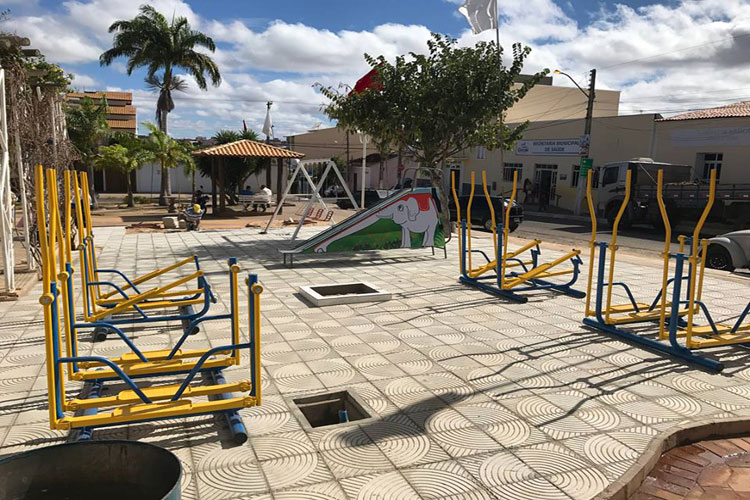 Governo de Caculé instala equipamentos esportivos e brinquedos em praças da cidade