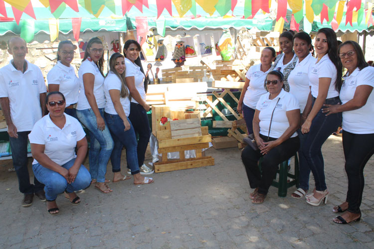 Brumado: Vassouras e artesanatos do Campo Seco ganham destaque na feira da agricultura familiar