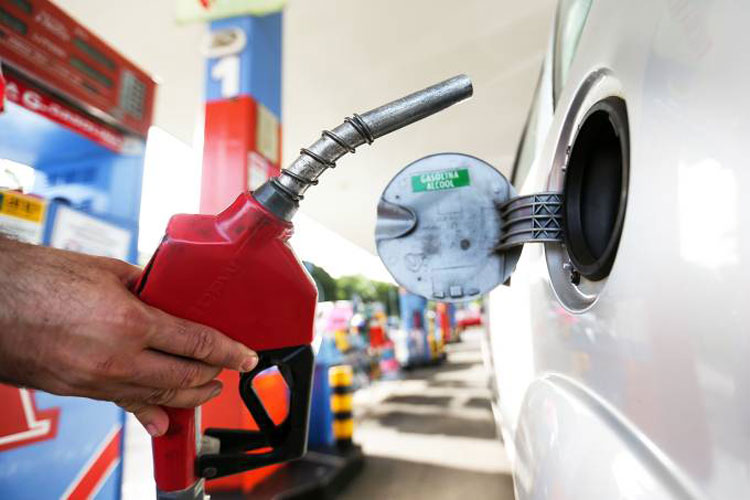 Gasolina cai e ‘prévia’ da inflação é a menor para janeiro desde 1995