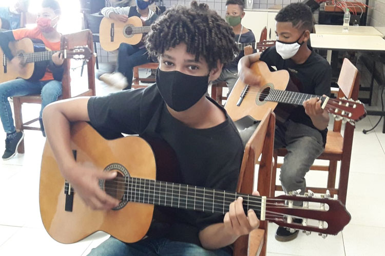 Polícia Militar retoma aulas de violão para jovens em Vitória da Conquista