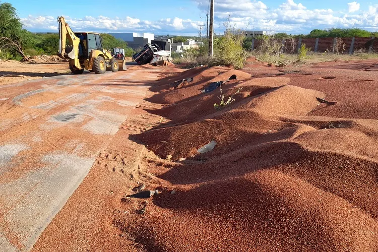 Acidente com carreta interdita Avenida Cleóbulo Meira Leite em Brumado