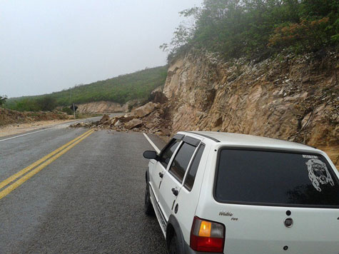 Rio de Contas: Chuva causa deslizamento de pedras e bloqueia a BA-148