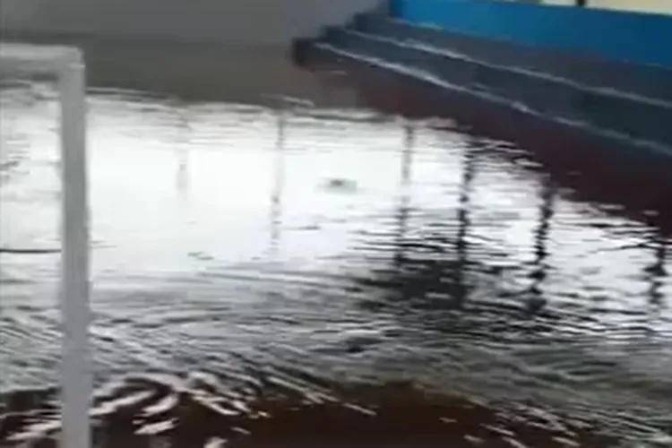 Colégio Modelo de Guanambi é invadido pelas águas das chuvas