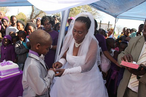 Menino de 9 anos renova votos de casamento com mulher de 63
