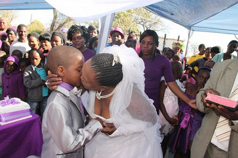 Menino de 9 anos renova votos de casamento com mulher de 63