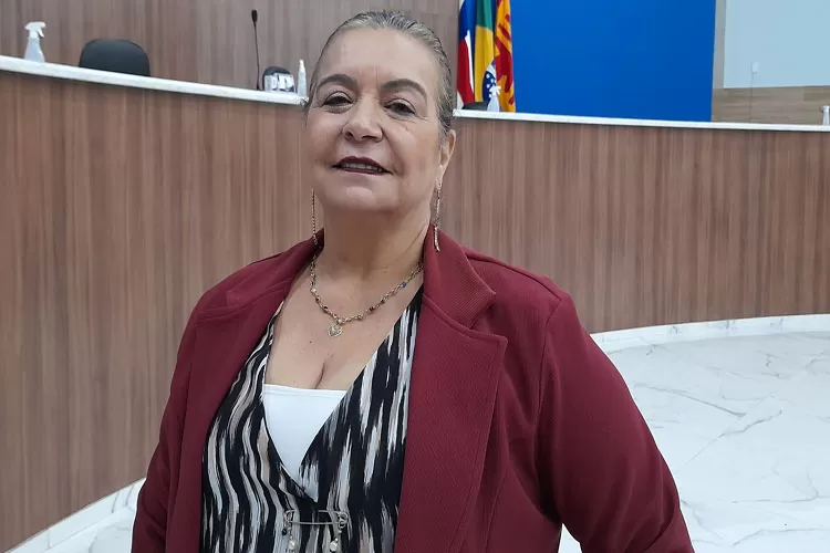 Vereadora anuncia recuperação de avenida em Brumado por ser a garagem de sua casa