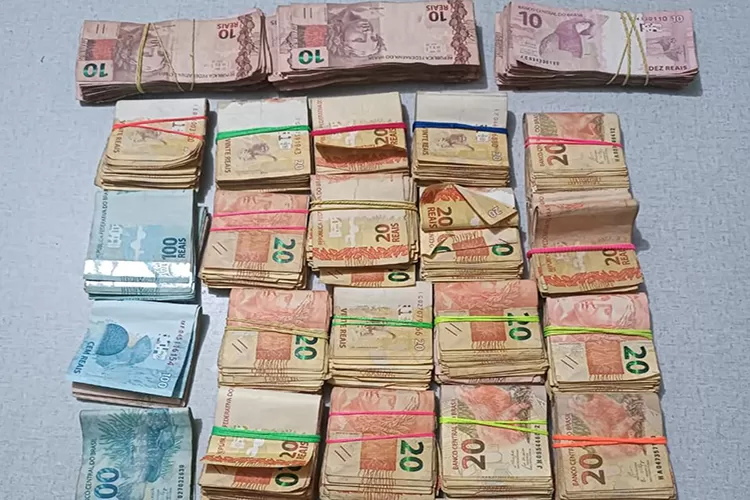 Polícia Militar prende foragido da justiça com mais de R$ 33 mil em Macaúbas