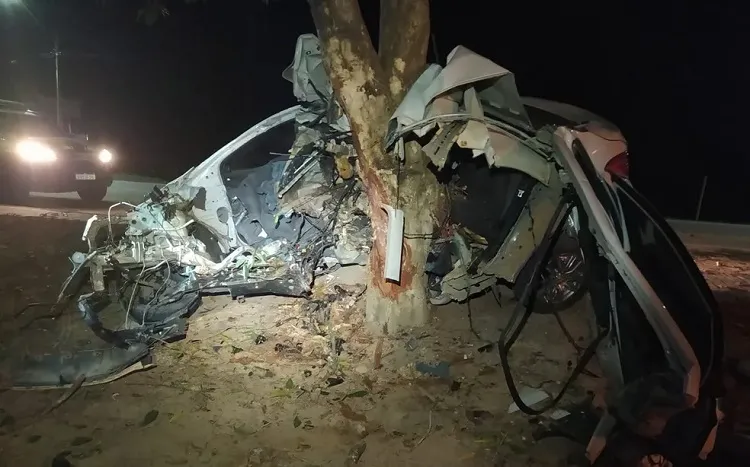 Nova Viçosa: Motorista morre após perder controle do carro e bater em árvore