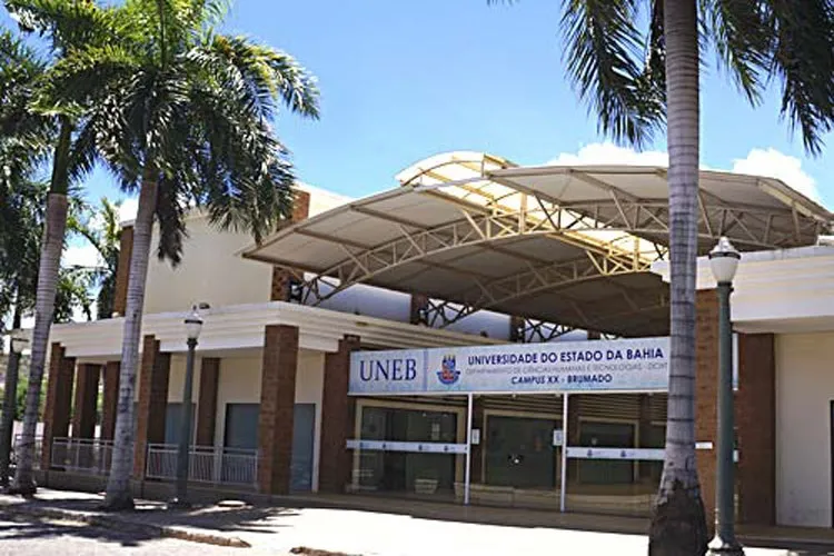 Professores paralisam atividades em universidades estaduais da Bahia