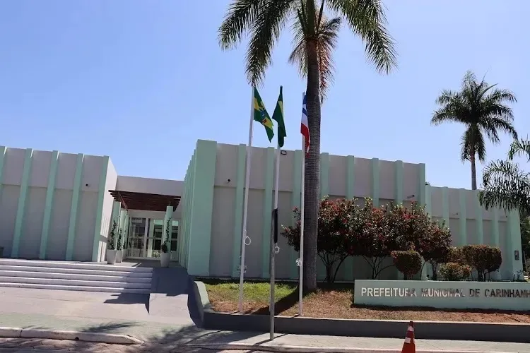 Prefeita de Carinhanha é multada por criar novos cargos de secretários municipais