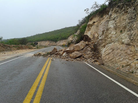 Rio de Contas: Chuva causa deslizamento de pedras e bloqueia a BA-148