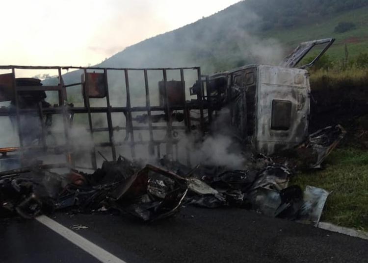 Jovem morre após bater carro de frente com caminhão no sudoeste baiano