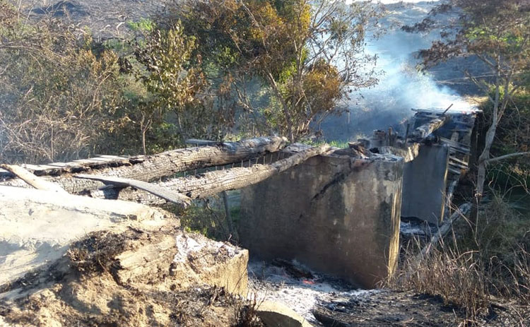 Caatiba: Incêndio em vegetação destrói ponte e deixa moradores 'isolados'