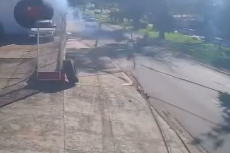 Caminhão arrasta fiação e derruba poste em Vitória da Conquista