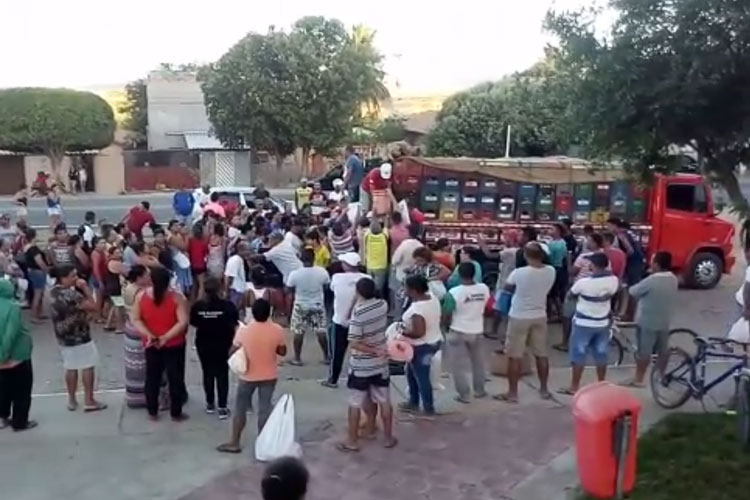 Brumado: Caminhoneiro distribui tangerinas na Vila Presidente Vargas
