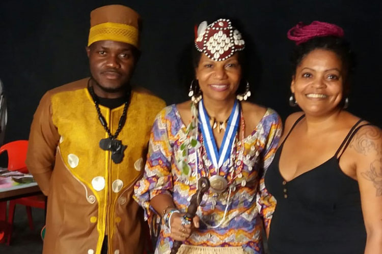 Estilista brumadense recepciona Rainha do Congo com desfile no Rio de Janeiro