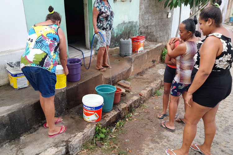 Sem água nas torneiras, moradores carregam latas d'água na cabeça em Brumado