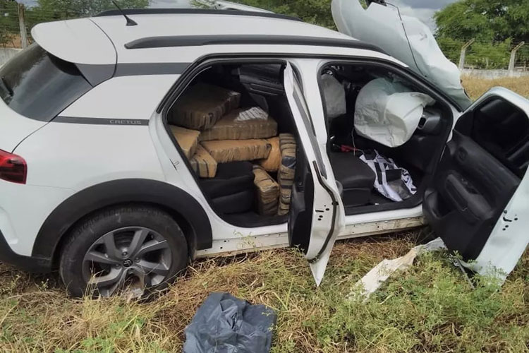 Após acidente, polícia militar apreende 247 kg de maconha transportada em carro no norte da Bahia