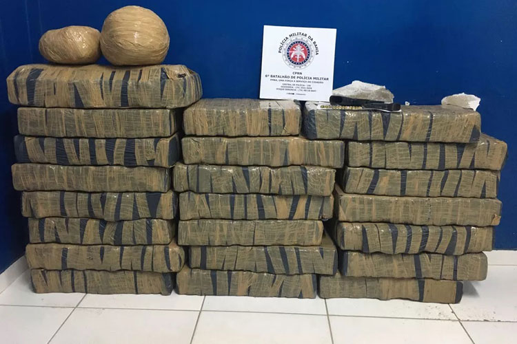 Após acidente, polícia militar apreende 247 kg de maconha transportada em carro no norte da Bahia