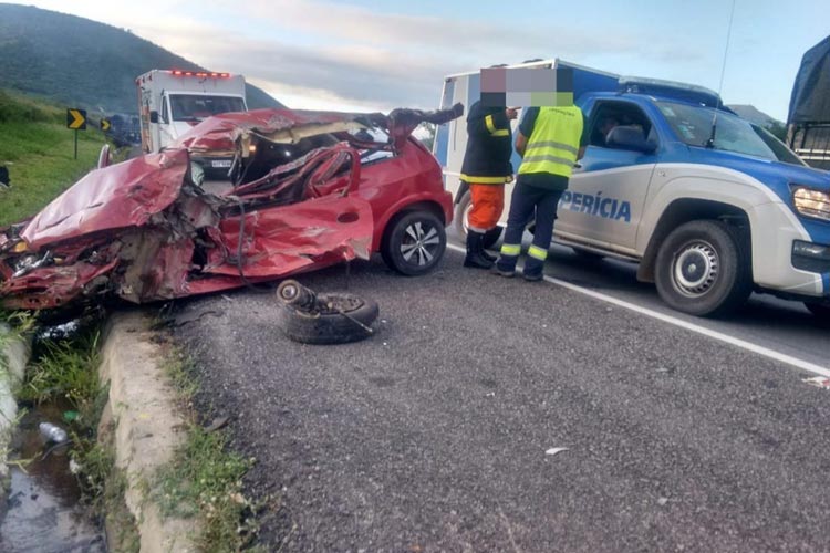 Jovem morre após bater carro de frente com caminhão no sudoeste baiano