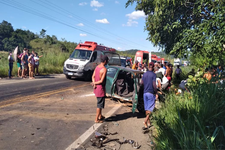 Batida entre carro e caminhão deixa oito feridos no sudoeste da Bahia