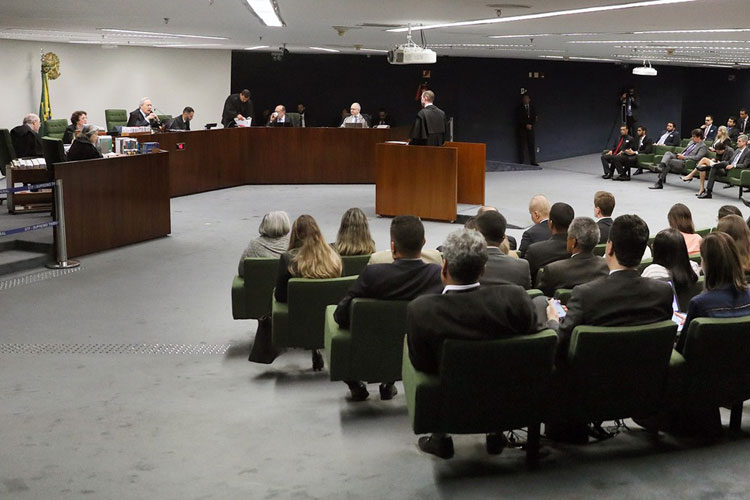 Ministro do STF pede vista e adia julgamento sobre liberdade de Lula