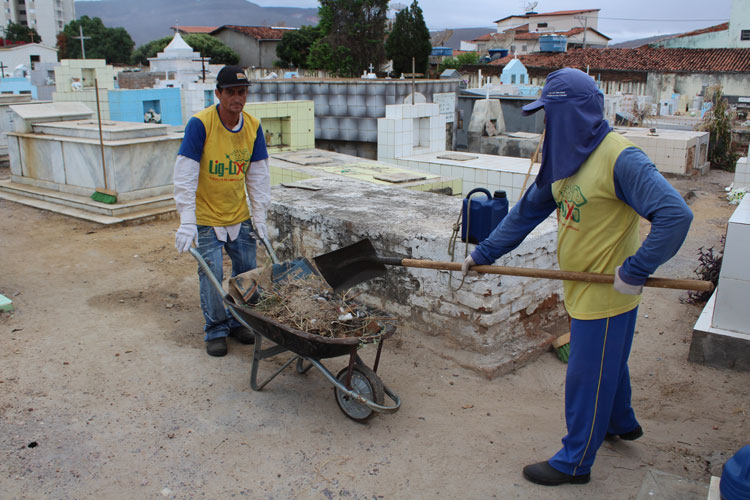 Cemitérios de Brumado são preparados para o dia de finados