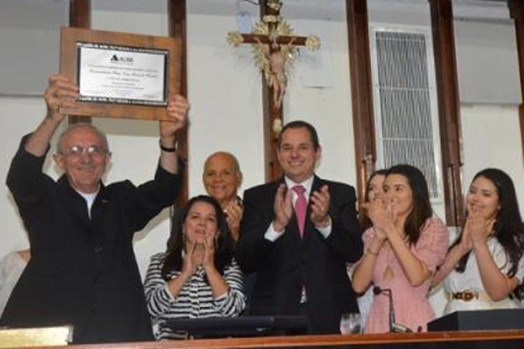 Livramento de Nossa Senhora: Bispo Dom Armando Bucciol recebe da AL-BA título de cidadão baiano