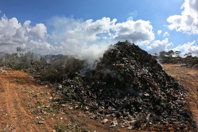 Queimada em lixão a céu aberto causa reclamações de moradores em Rio de Contas