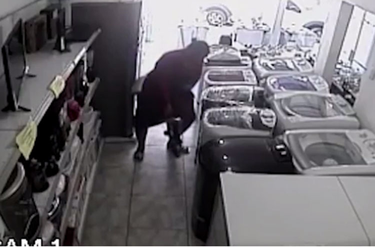 Mulher esconde TV embaixo da saia e sai de loja no interior da Bahia