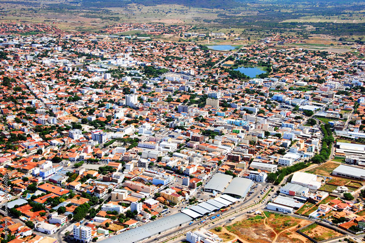 Polícia flagra homem com criança de seis anos em matagal na zona rural de Guanambi