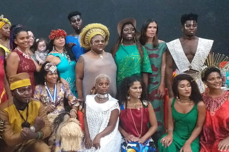 Estilista brumadense recepciona Rainha do Congo com desfile no Rio de Janeiro