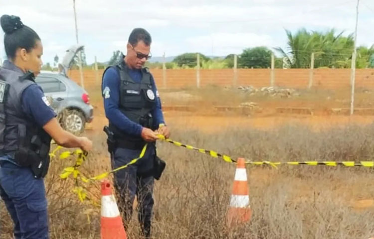 Corpo de bebê é encontrado dentro de saco plástico em terreno baldio em Umburanas