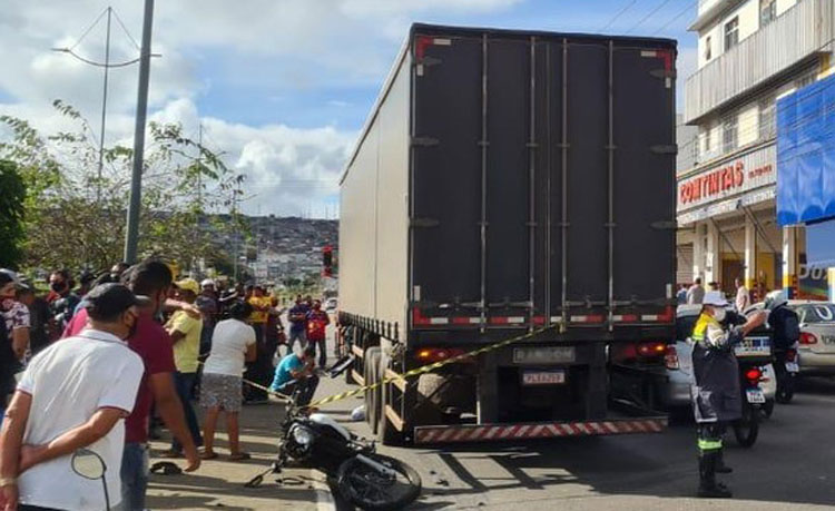  Acidente entre moto e carreta deixa uma pessoa morta em Vitória da Conquista