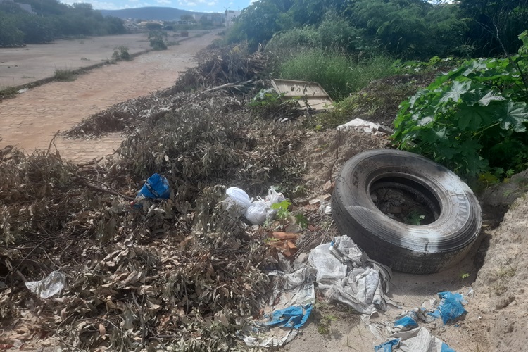Brumado: Lixo e entulho geram transtornos e acumulam água na Rua Carlos Lima Risério