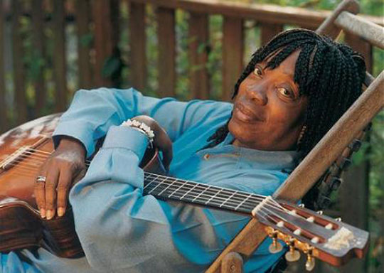 Milton Nascimento tem alta depois de crise de hipertensão