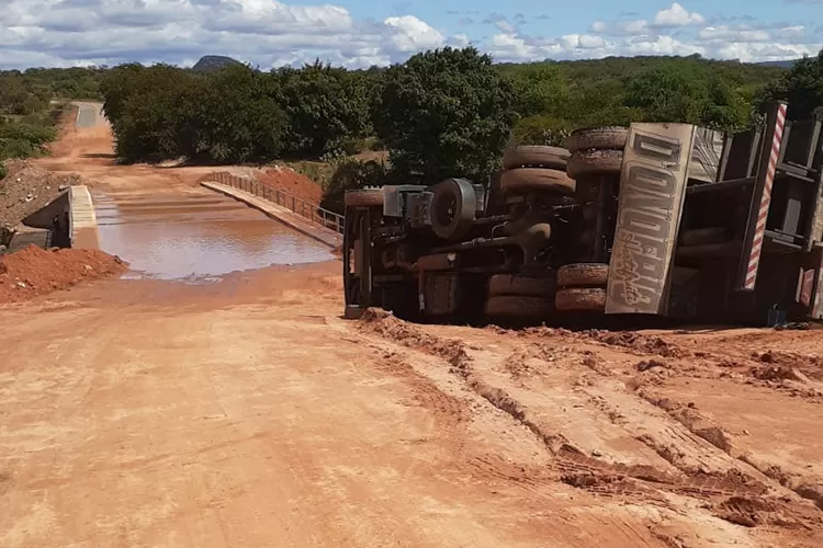 Brumado: Caminhão carregado com manga tomba em ponte inacabada no Barreiro Branco