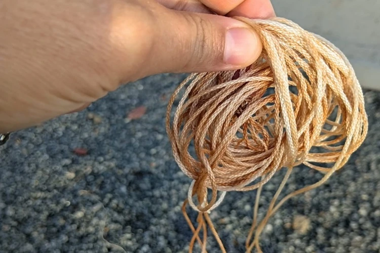 Caetité: Pai faz apelo após filha quase ser decapitada por linha de pedreiro em praça pública