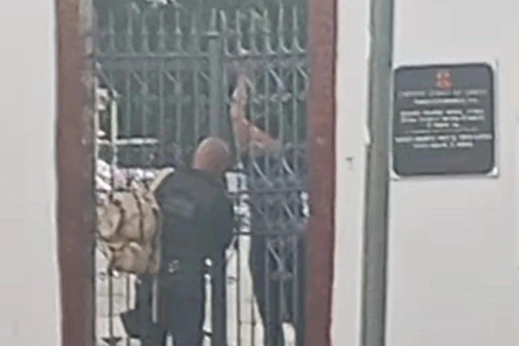 VÍDEO: Mulher fica presa dentro do Cemitério Senhor do Bonfim, em Brumado