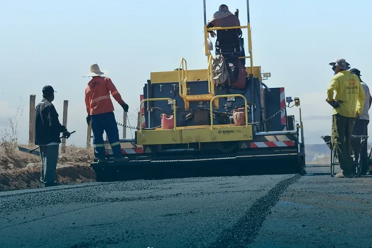 Prefeitura de Guanambi realiza pavimentação asfáltica da Avenida Etelvino Pereira Donato