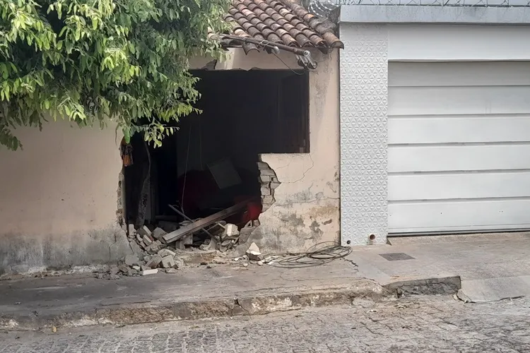 Carro colide contra residência e por pouco não provoca tragédia em Brumado