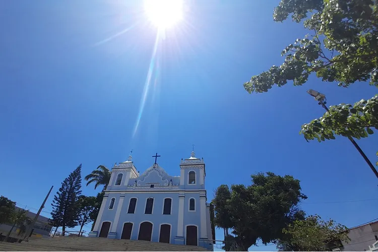 Brumadenses tentam driblar onda de calor com muita hidratação e ambiente refrigerado