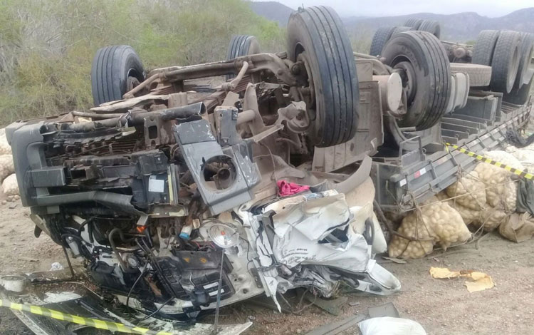 Motorista de caminhão morre após tombar veículo no trecho de Milagres