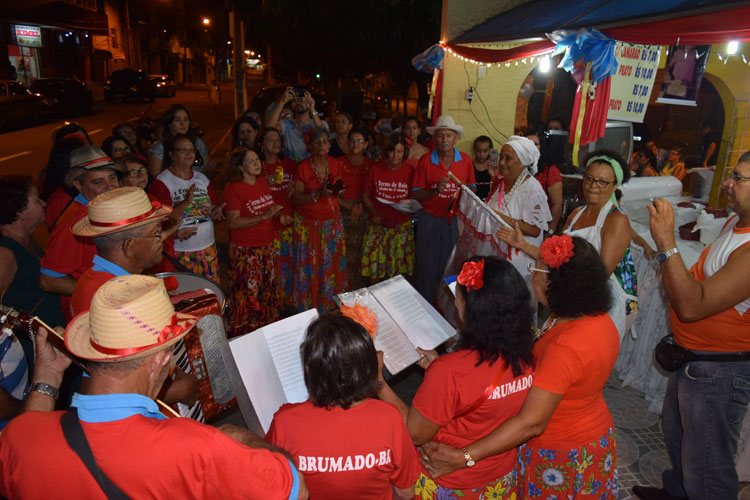 Acarajé e canjica agregam sabor ao Terno de Reis da Terceira Idade em Brumado