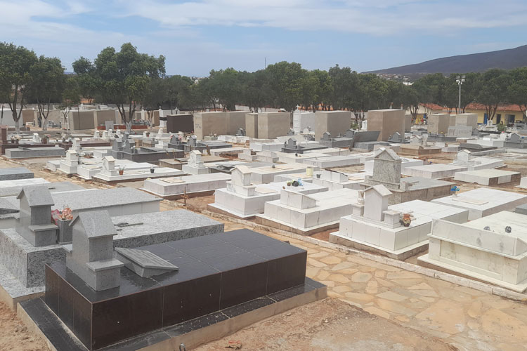 Brumado: Servidores e populares capricham na limpeza dos cemitérios para o dia de finados