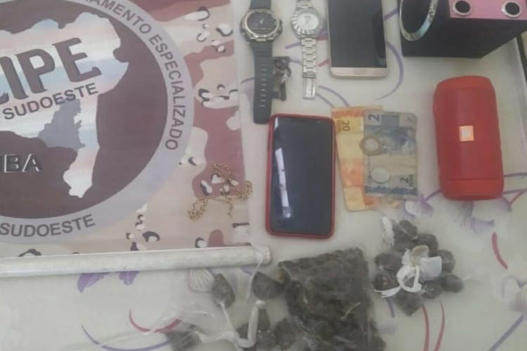Indivíduos e drogas são apreendidos durante patrulhamento na cidade de Paramirim