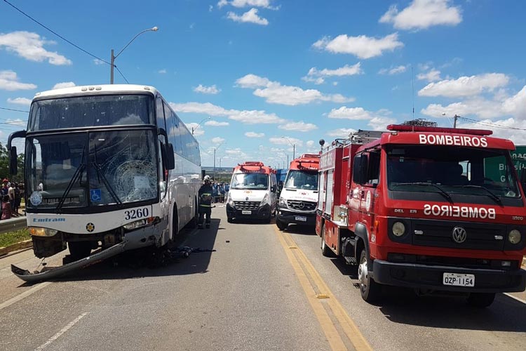 Mulher morre em batida entre moto e ônibus no anel viário de Conquista