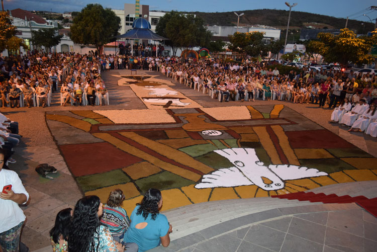 Católicos celebram o Corpus Christi com homenagens aos caminhoneiros em Brumado