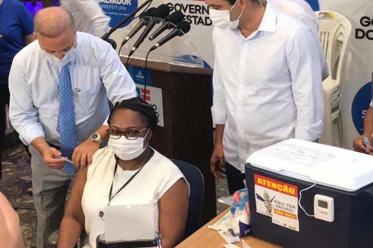 Enfermeira é a primeira pessoa a receber a vacina contra a Covid-19 na Bahia: 'Me sinto honrada'