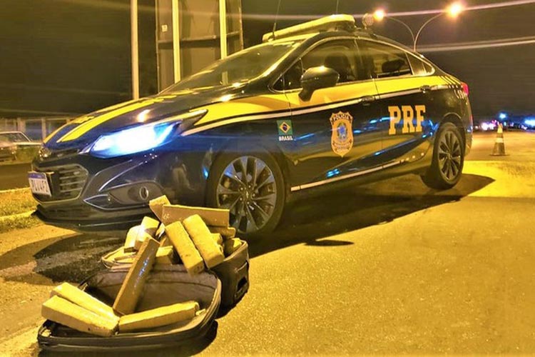 Casal é preso com 30 kg de maconha em porta-malas de carro de passeio no sudoeste da Bahia